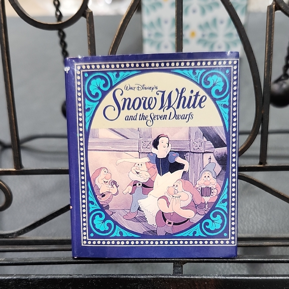VINTAGE MINI DISNEY SNOW WHITE and the SEVEN DWARFS BOOK